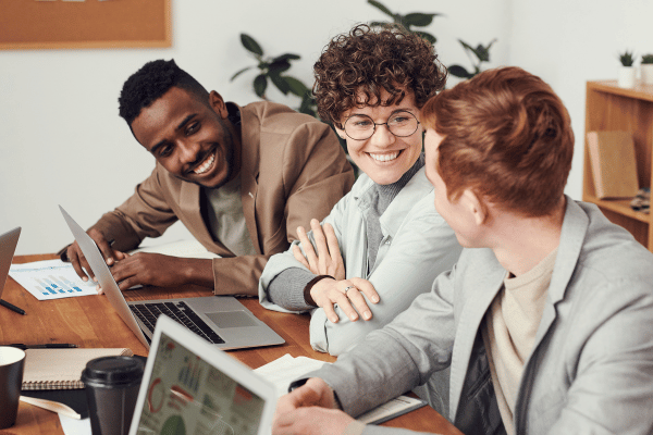 discussion entre collègues en entreprise