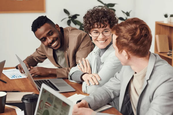 107 discussion entre collègues en entreprise