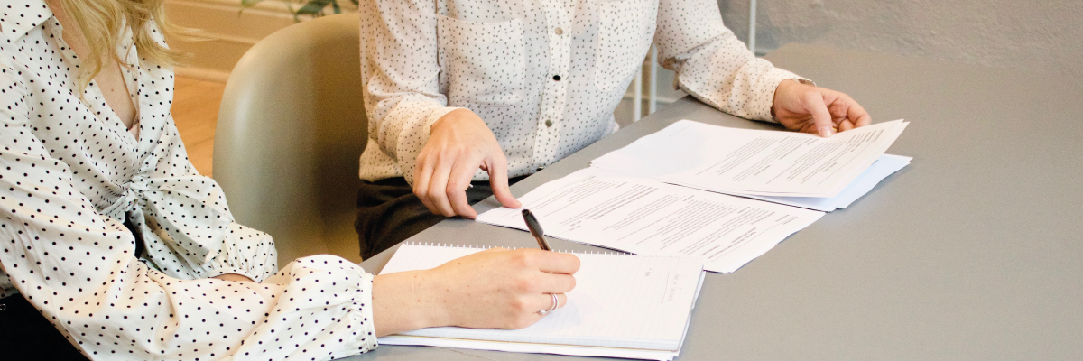 femmes remplissant des papiers