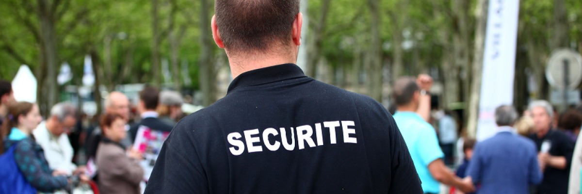 agent de sécurité encadrant un évènement