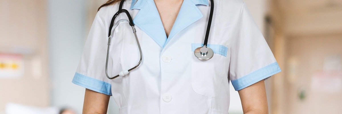 photo d'une infirmière en blouse et stétoscope