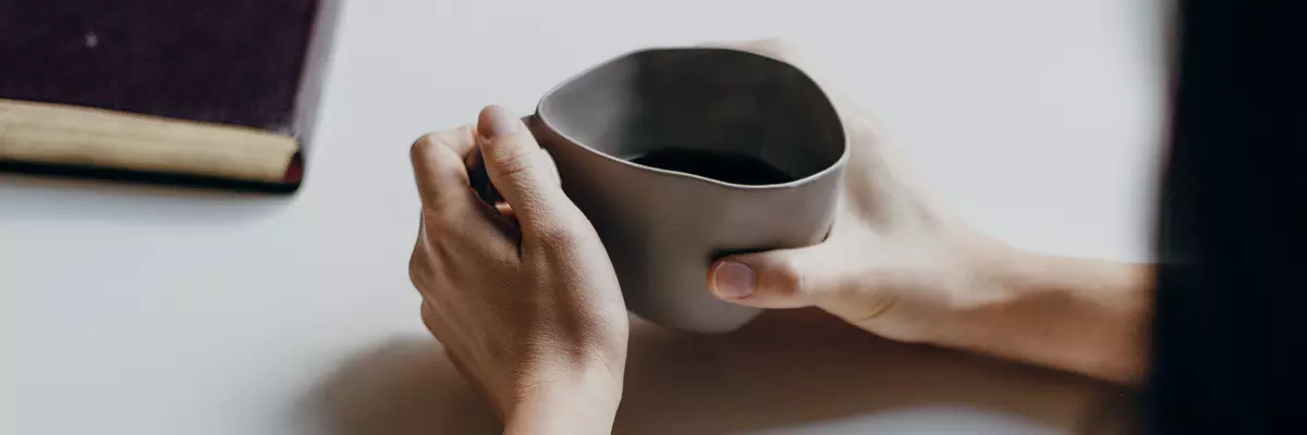 TP - Assistant de vie aux familles mains autour d'une tasse