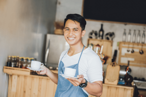 apprenti serveur dans un café