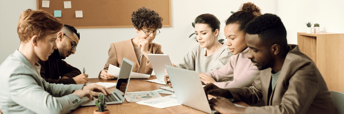 équipe de collaborateurs en réunion dans un bureau