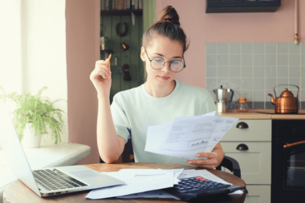 jeune femme déclarant ses impots en ligne