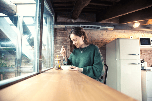 jeune fille dans son appartement