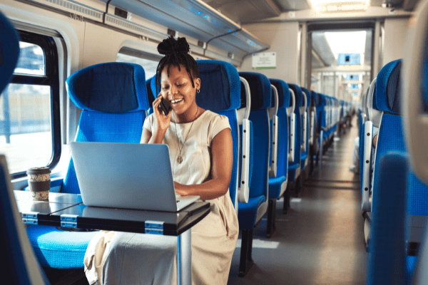 jeune femme dans le train