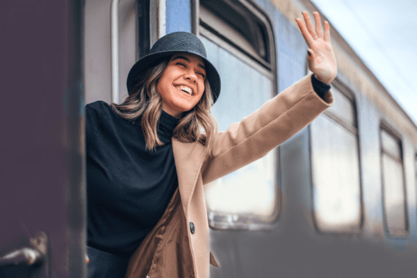 jeune femme faisant signe de la main dans un train