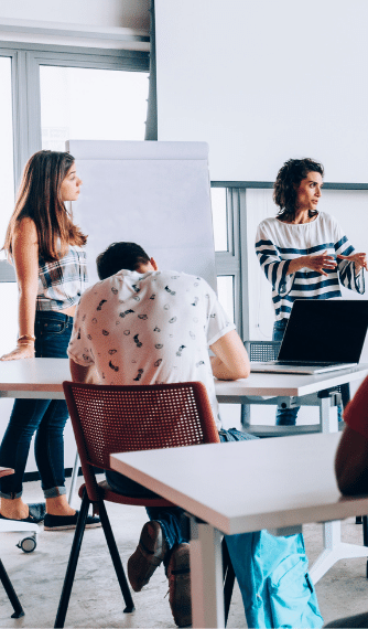 prof donnant un cours à ses apprentis dans une salle de classe