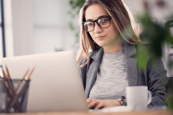 recherche web jeune femme faisant des recherches sur internet