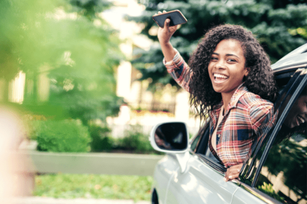 jeune femme au volant de sa voiture