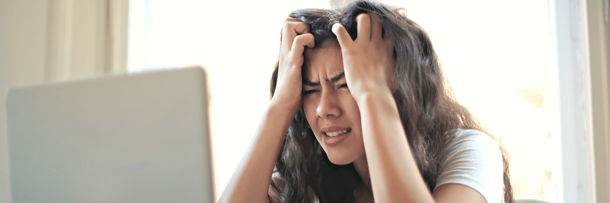 trouver un contrat 2 jeune femme stressée devant son ordinateur
