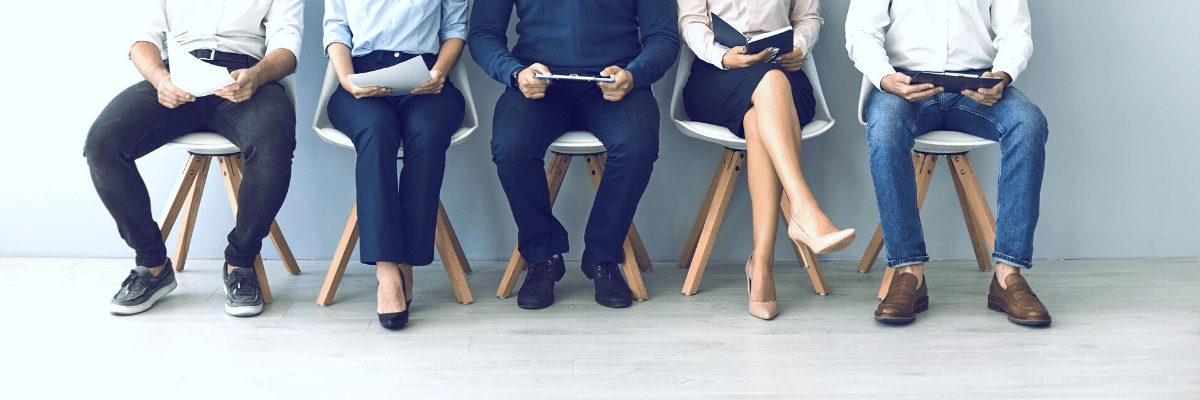 jeunes en attente d'un entretien de recrutement en apprentissage