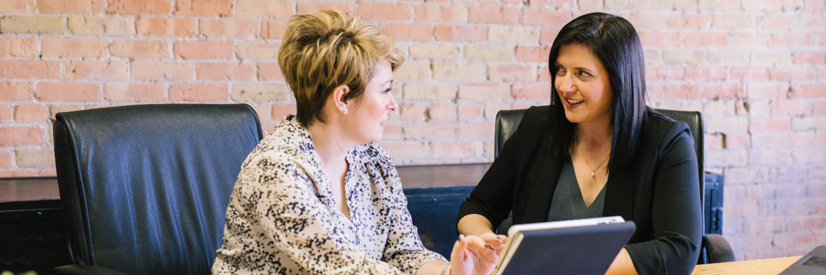 BANNER_RH Entretien entre une employée et la responsable ressources humaines d'une entreprise