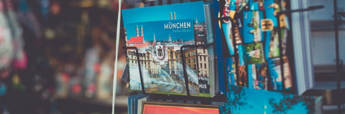 markus-spiske-bXz-3DpsmWE-unsplash présentoir de cartes postales
