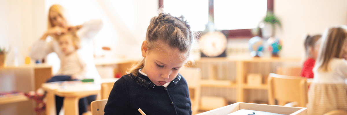 petite fille dans une école maternelle