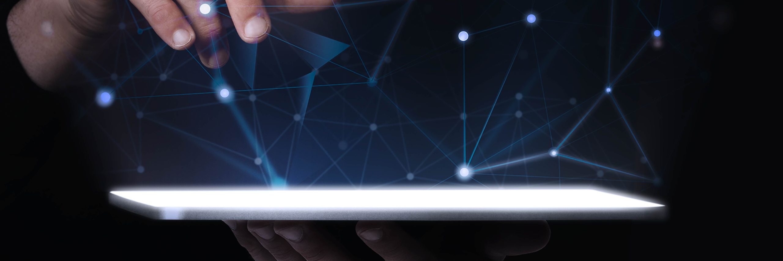 BANNIERE BTS CIEL mains sur une tablette numérique