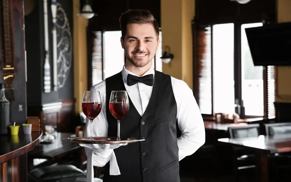 41f313cbededd8d3906167ca6f579716eaf90531-1 personnel d'un hôtel accueillant les clients