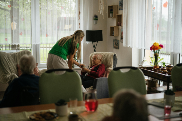 assistante de vie aux famille prenant soin d(une personne âgée
