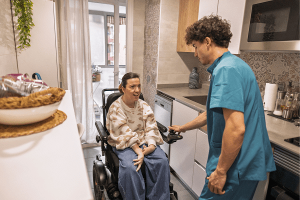 aide à domicile avec une personne en situation de handicap