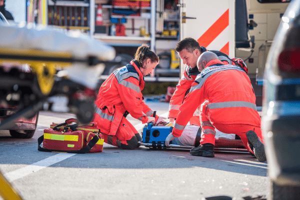 équipe d'ambulanciers en intervention sur un accident de la route