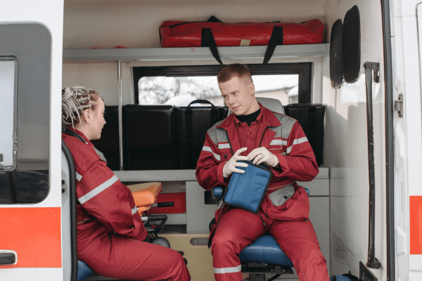 deux ambulanciers en pause dans une ambulance