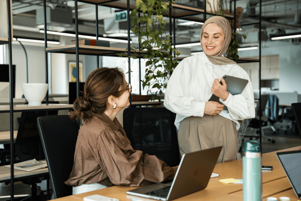 assistante de direction avec sa responsable