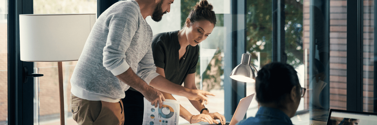 assistante de direction en réunion avec les employés