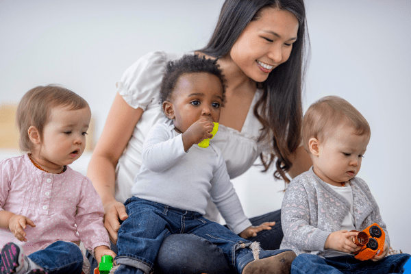 auxiliaire de puériculture avec des enfants en crèche