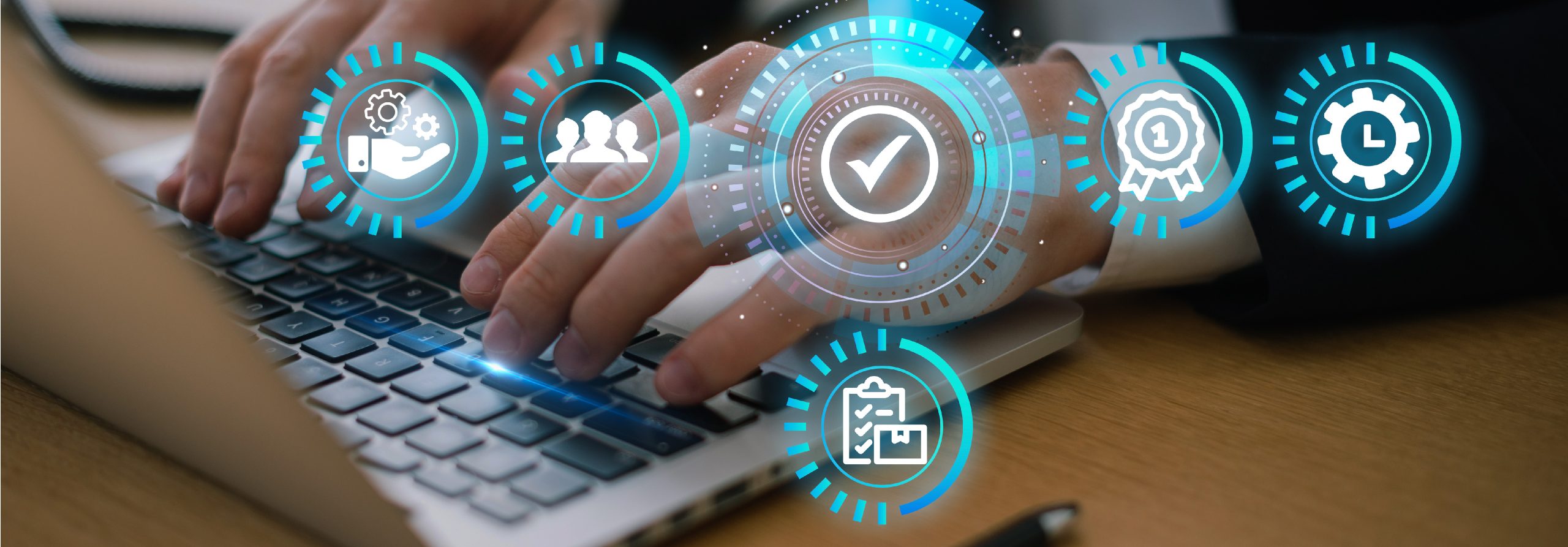 homme tapant sur un clavier