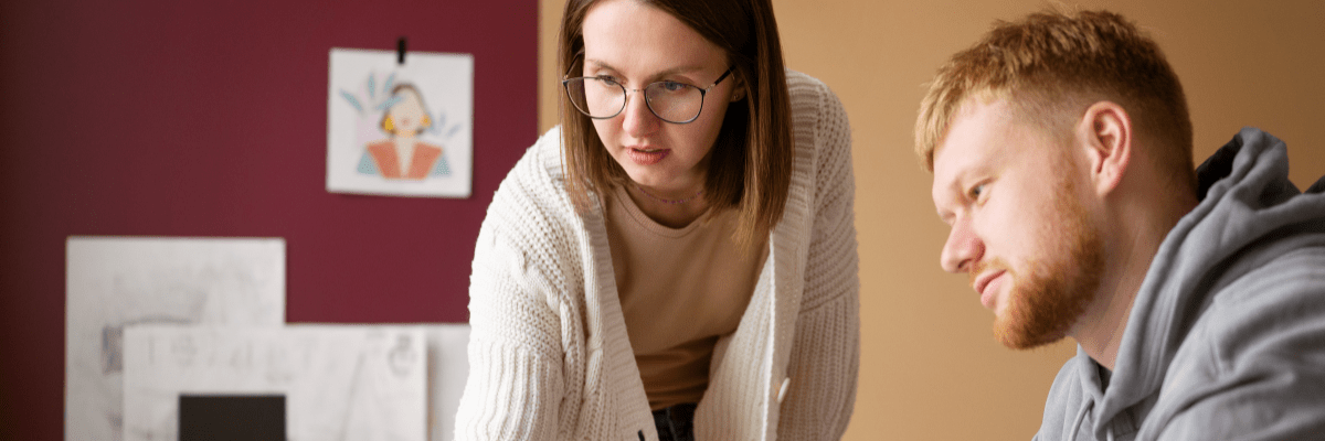 Conseillère en insertion professionnelle aidant un jeune en recherche d'orientation
