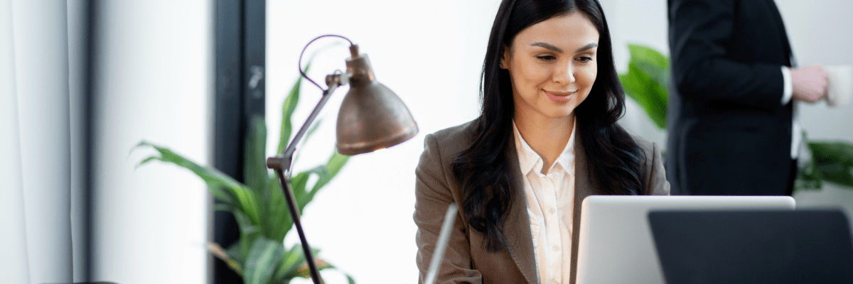 apprentie en BTS Gestion de la PME sur son ordinateur portable dans un bureau