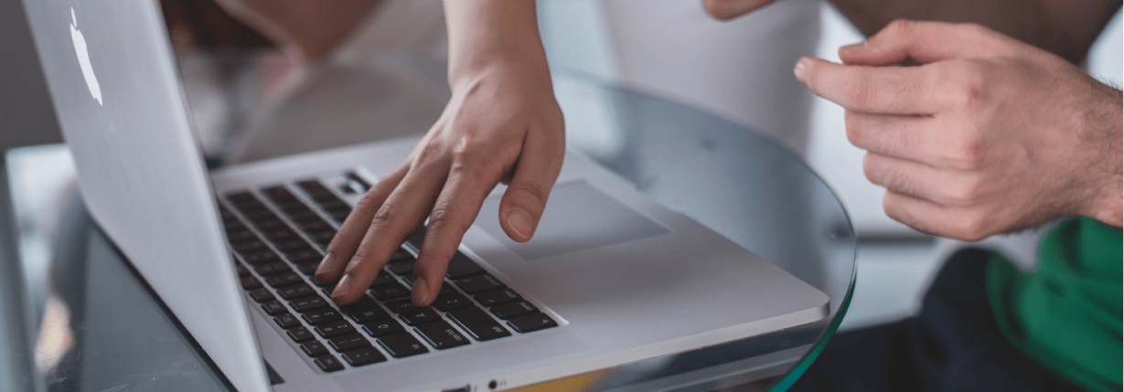 banner bts ndrc mains posées sur le clavier d'un ordinateur portable