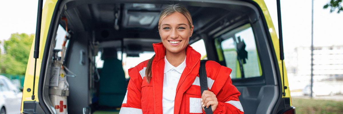 banner de ambulancier ambulancière en uniforme devant un camion