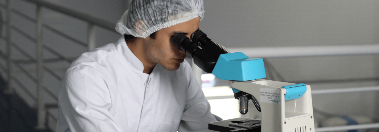 Technicien en laboratoire réalisant des analyses au microscope