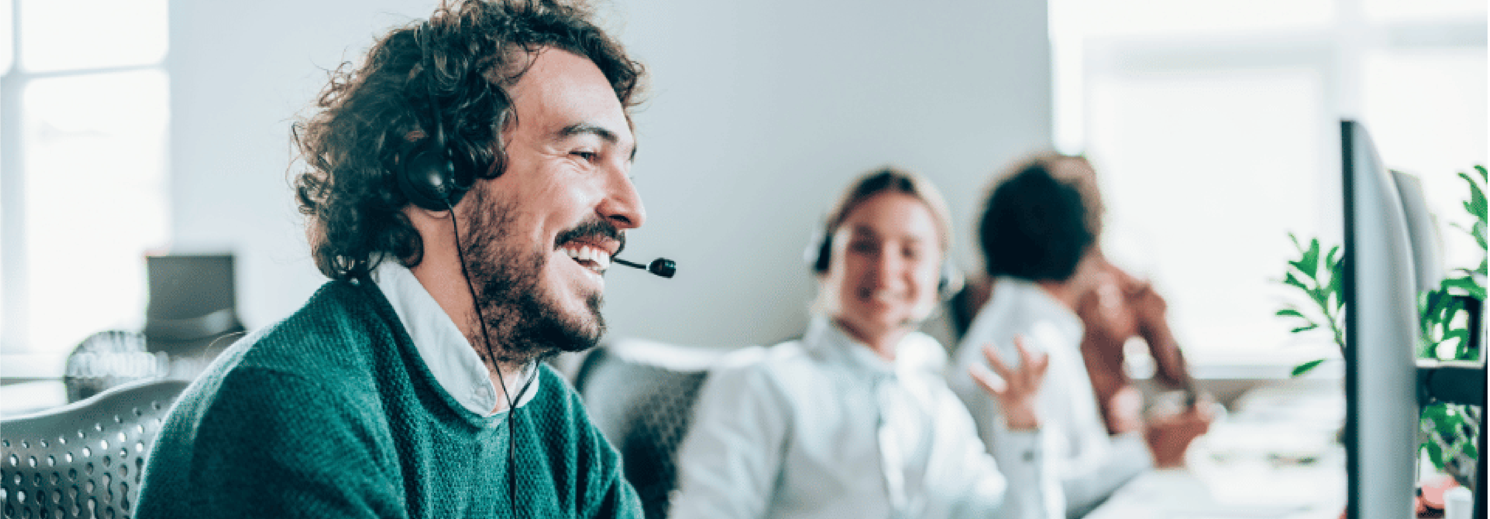 Conseillers relation client à distance au téléphone dans un bureau