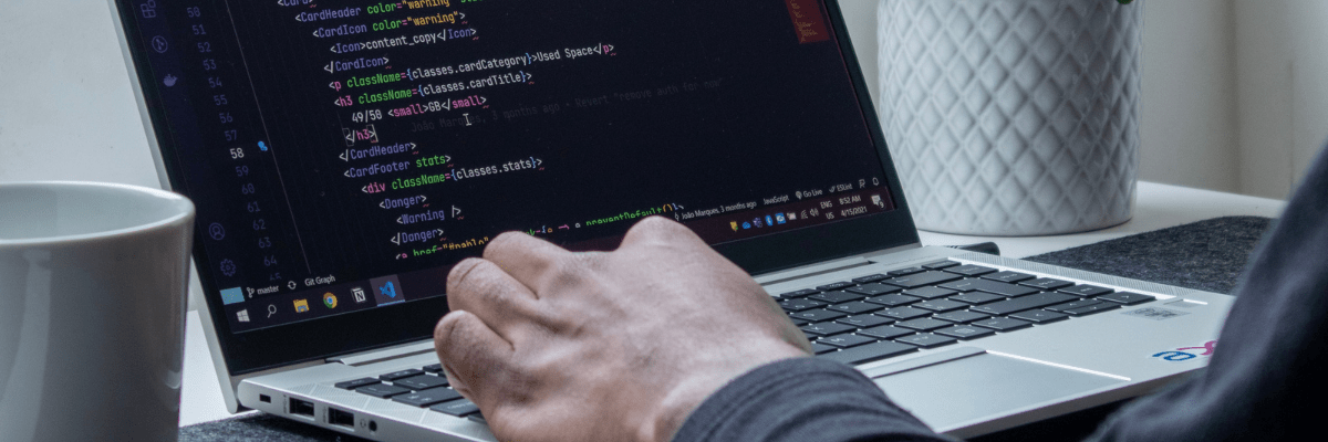développeur web en train de coder sur son ordinateur portable