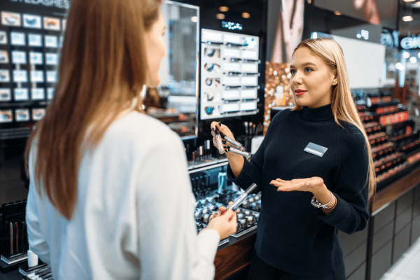 conseillère de vente avec une cliente