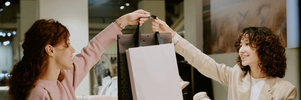 vendeuse en boutique à la caisse avec une cliente