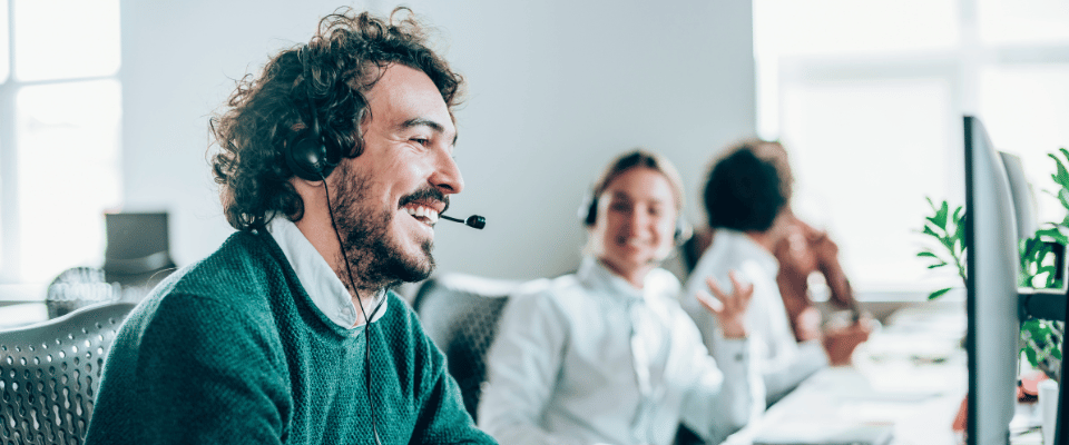 Conseillers relation client à distance au téléphone dans un bureau
