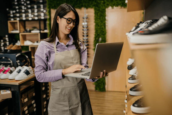 responsable de magasin sur son ordinateur
