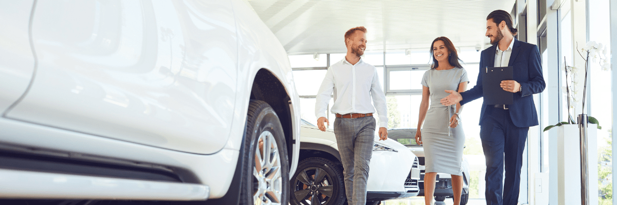 conseiller de vente en concession automobile avec des clients