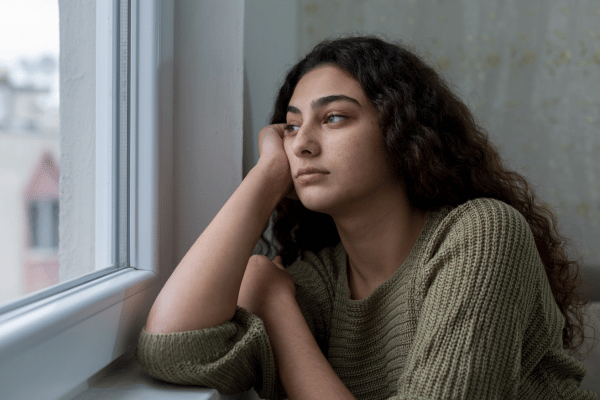 échec scolaire 2 étudiante en échec scolaire triste qui regarde par la fenêtre