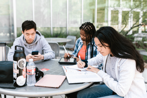 étudiants 1 groupe d'étudiants en révision