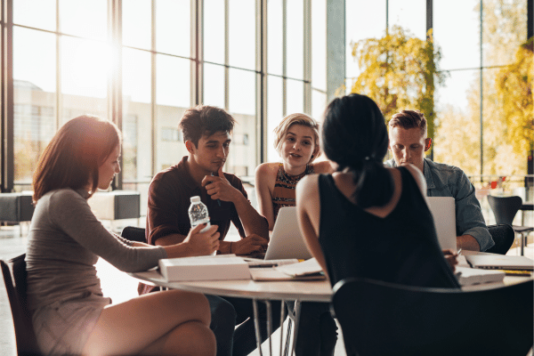 etudiants qui révisent en groupe