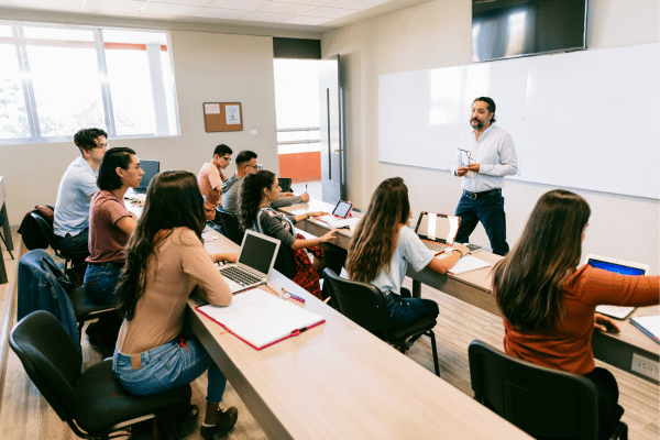 professeur donnant un cours devant ses élèves