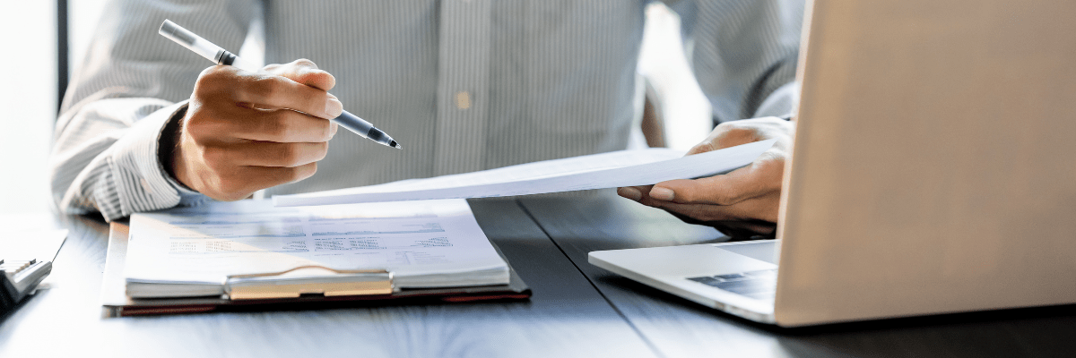 assistant administratif remplissant des papiers
