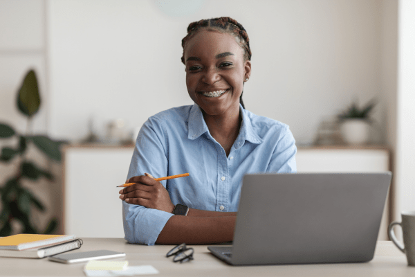 jeune assistante administrative souriante