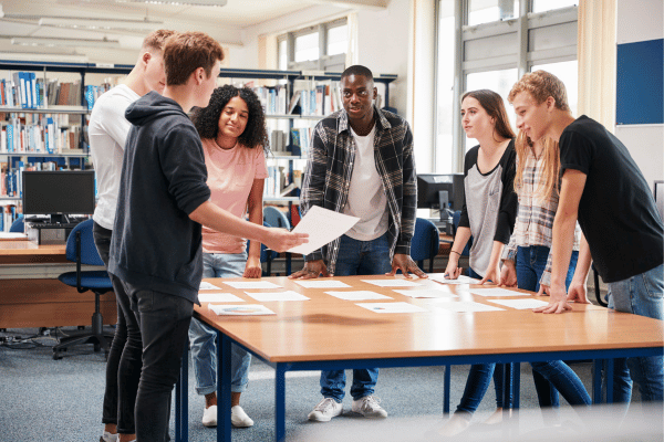 jeunes en groupe de travail