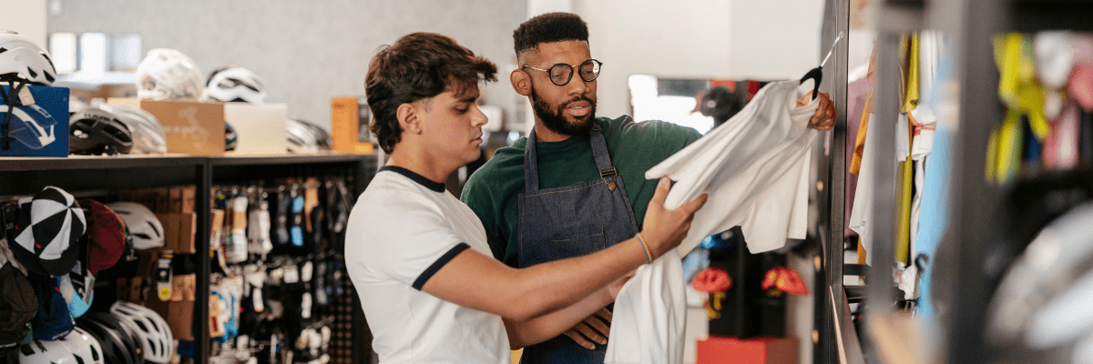 vendeur en magasin de sport qui conseille un client